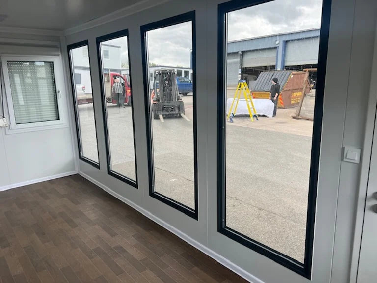 Oficina Portátil con Ventanas Panorámicas