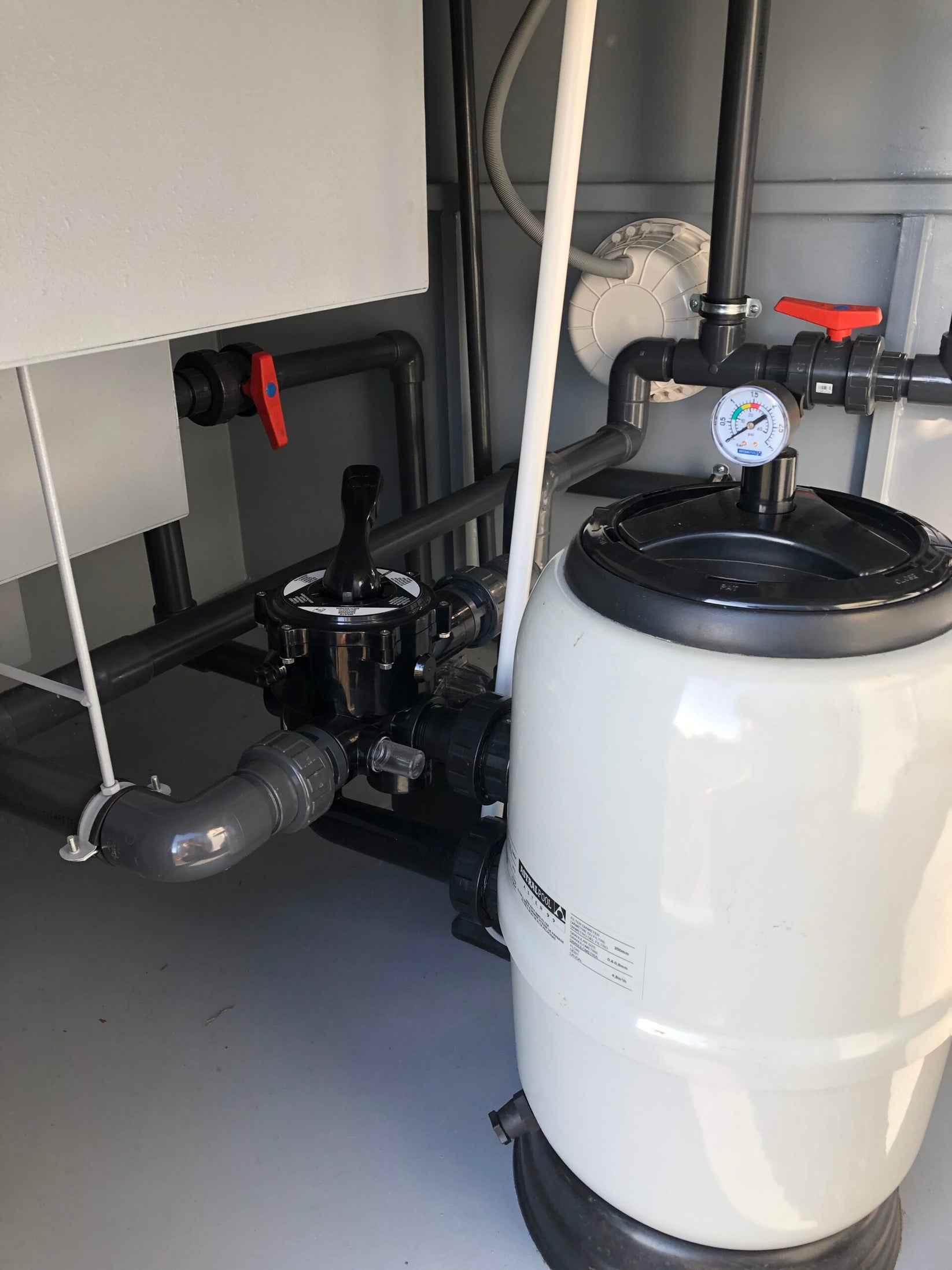 Piscina panorâmica em contêiner com dimensões de 6,05 x 2,44 m.