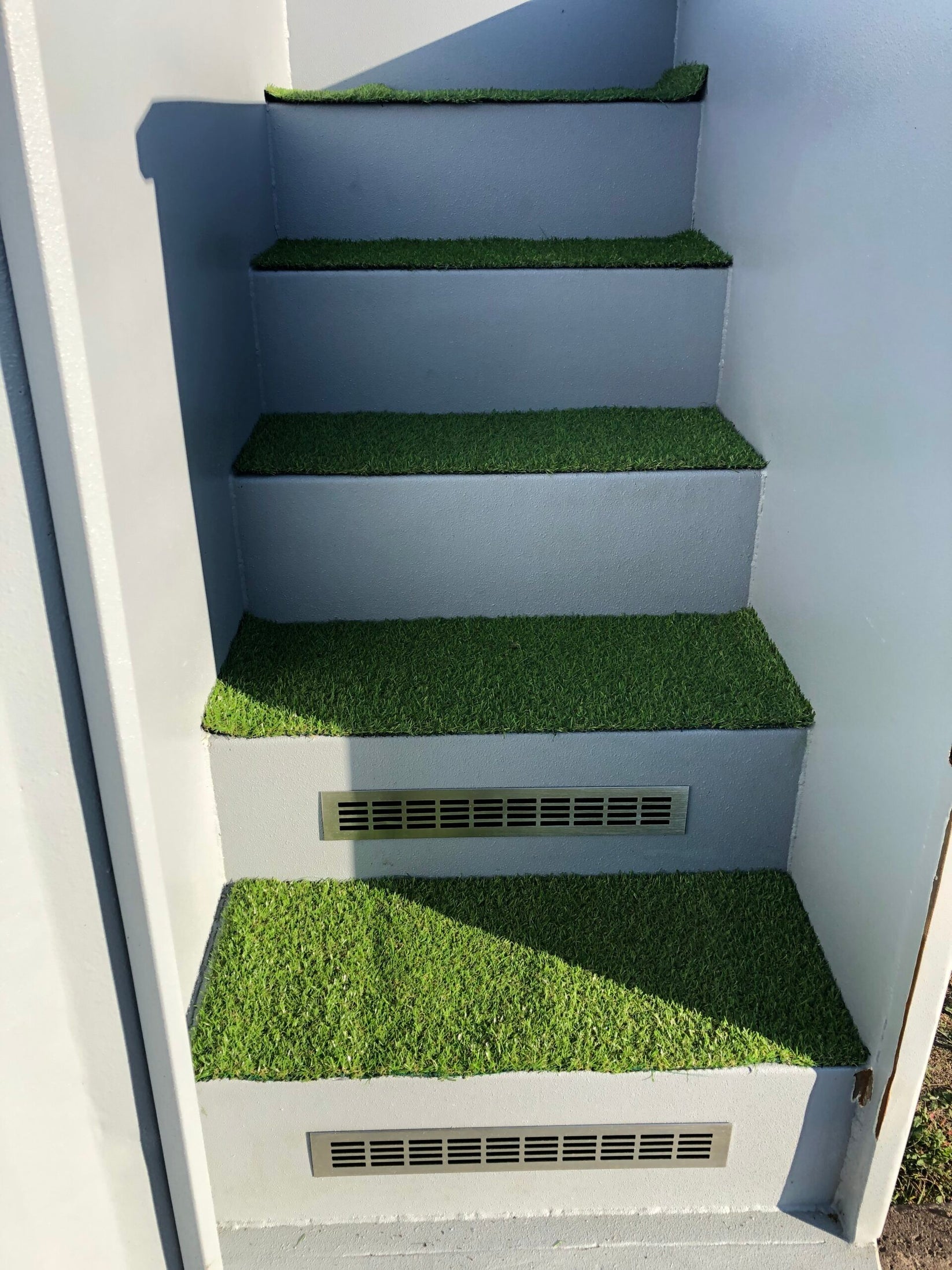 Piscina panorâmica em contêiner com dimensões de 6,05 x 2,44 m.